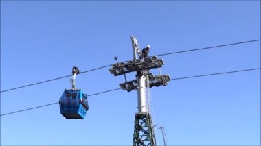 Bakım yapıyor mühendisleri teleferik Santiago, Şili için çalışır