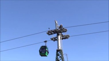 Bakım yapıyor mühendisleri teleferik Santiago, Şili için çalışır