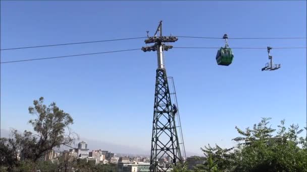 Engenheiros fazendo trabalhos de manutenção de teleféricos em Santiago, Chile — Vídeo de Stock