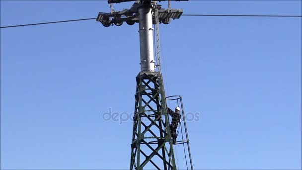 Engenheiros fazendo trabalhos de manutenção de teleféricos em Santiago, Chile — Vídeo de Stock