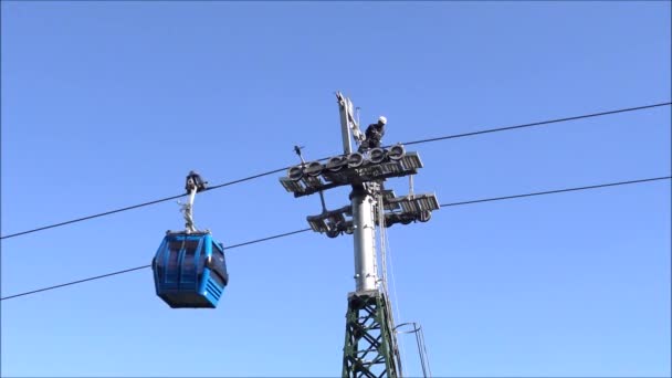 Bakım yapıyor mühendisleri teleferik Santiago, Şili için çalışır — Stok video