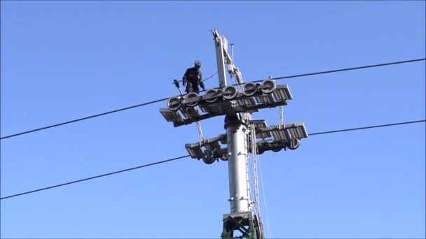 Bakım yapıyor mühendisleri teleferik Santiago, Şili için çalışır — Stok video