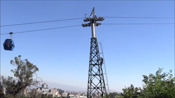 Οι μηχανικοί κάνουν συντήρηση λειτουργούν τελεφερίκ στο Σαντιάγκο, Χιλή — Αρχείο Βίντεο