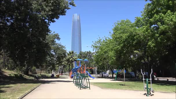 Paisaje urbano y rascacielos en Santiago, Chile — Vídeo de stock