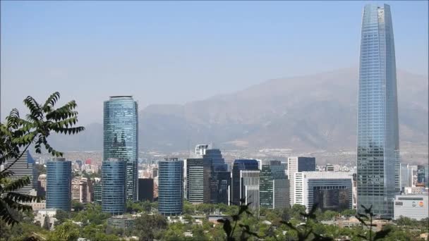 Paisagem da cidade e arranha-céus em Santiago, Chile — Vídeo de Stock