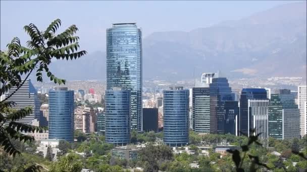 Şehir manzarası ve gökdelenler Santiago, Chile — Stok video