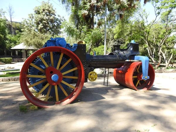 Locomotiva in un parco giochi a Santiago del Cile — Foto Stock