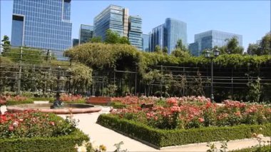 Gül Bahçesi ve Santiago, Şili'deki Araucano Park'ta Çeşmesi