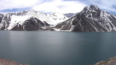 Dağ kar ve lagün Santiago, Chile