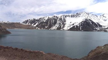 Dağ kar ve lagün Santiago, Chile