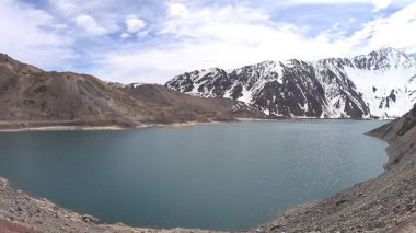 Dağ kar ve lagün Santiago, Chile
