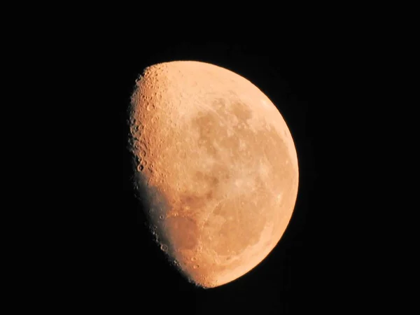 Μισό Φεγγάρι Που Ανατέλλει Στο Σαντιάγκο Χιλή — Φωτογραφία Αρχείου