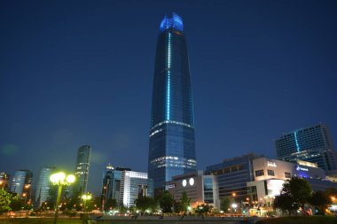 Santiago, Şili'deki Costanera Merkezi'nde Noel ve mutlu yeni yıl ışık görüntülemek