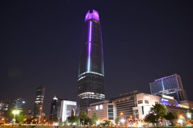 Santiago, Şili'deki Costanera Merkezi'nde Noel ve mutlu yeni yıl ışık görüntülemek