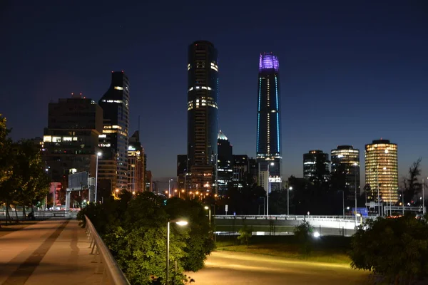 Santiago, Şili için gece şehir ışıkları