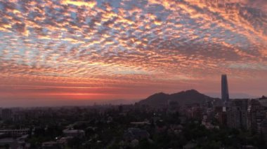 Gökdelenler ve gün batımı bulutlar Santiago, Chile