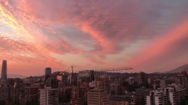 Gökdelenler ve gün batımı bulutlar Santiago, Chile