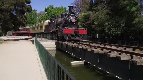 サンティアゴ チリの公園で古い電車 — ストック動画