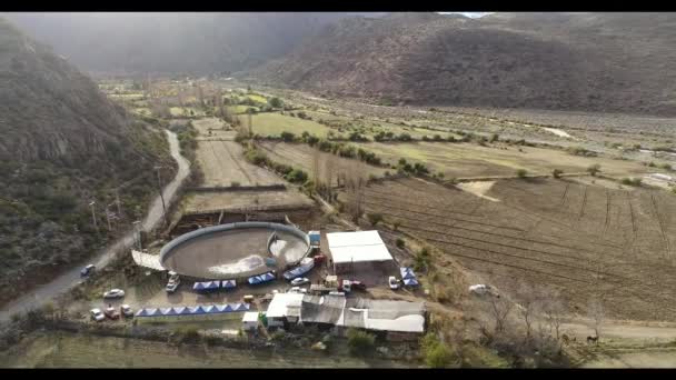 Vista Aérea Actividad Entrenamiento Caballos Valle Montañoso Chile — Vídeo de stock