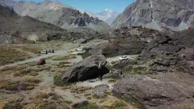 Dağ manzarası ve Şili kayalarda havadan görünümü