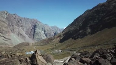 Dağ manzarası ve Şili kayalarda havadan görünümü
