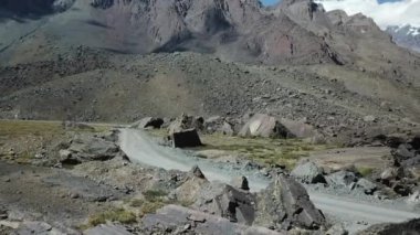 Dağ manzarası ve Şili kayalarda havadan görünümü