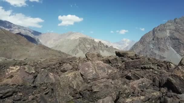 山の風景とチリの岩の空撮 — ストック動画