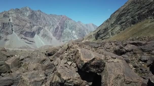 山の風景とチリの岩の空撮 — ストック動画