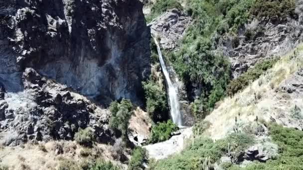 滝とサンティアゴ チリの森の空撮 — ストック動画