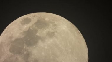 Tayland 'da dolunay yükseliyor ve batıyor