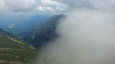 İlk katman bulutlar içine Bucegi Dağları, Romanya, uçuş üzerinde havadan görünümü