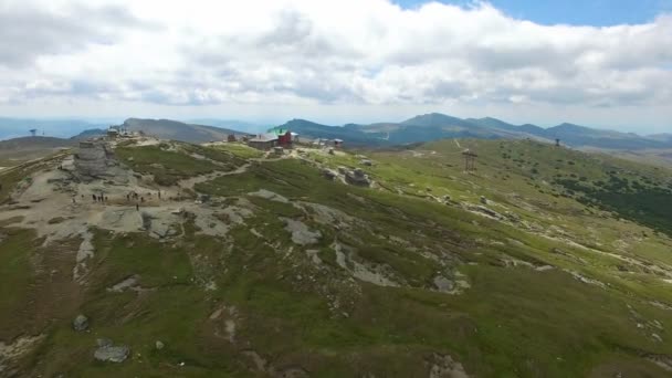 BABELE chalet en vista aérea de Bucegi plateau, Rumania, — Vídeos de Stock