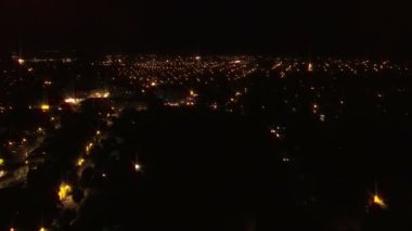 Gece şehir üzerinde hava uçuş