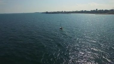 Yelkenli, Karadeniz, arka planda şehir sahil şeridi üzerinde hava uçuş