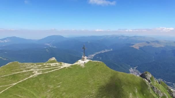 Воздушный полет над крест героев на пик Карайман, Румыния, наклон — стоковое видео