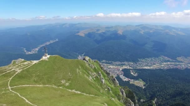 Flyg flyg mot det hjältar korset på Caraiman Peak, Rumänien — Stockvideo