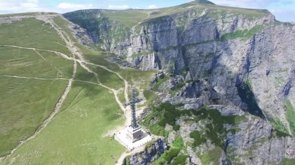 Héroes cruzan Caraiman pico, vista aérea, Rumania — Vídeo de stock