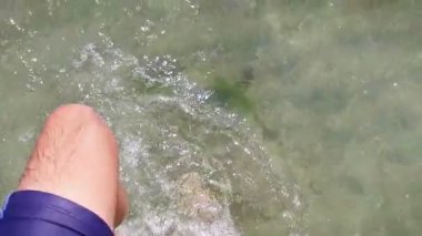 Erkekler ayakları suda, ağır çekim