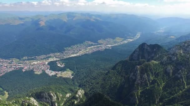 Inclinación de Caraiman pico a la ciudad de Bucegi, vuelo aéreo, Rumania — Vídeos de Stock