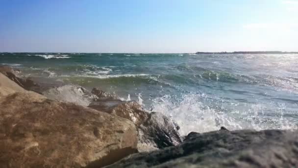 파도가 바위에 깨고 — 비디오