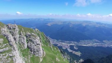 Caraiman tepe, yürüyüşçüler ve Bucegi şehir, Romanya Hava görünümünü