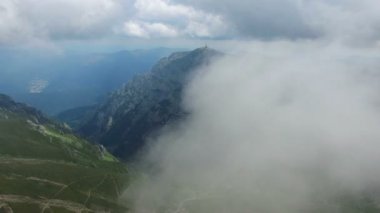 Bucegi Dağları, Romanya, hava uçuş bulutlar ilk katman içine