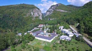 Polovragi Manastırı, Romanya üzerinden havadan görünümü
