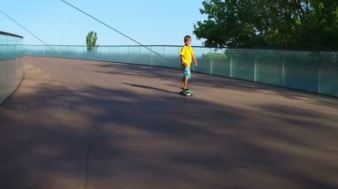 Bir pennyboard, ağır çekim çocuk