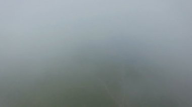 Bulutlar katmandan reveil Bucegi Dağları uçan.