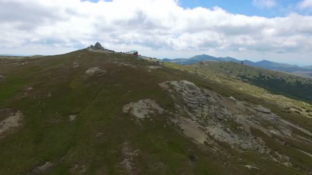 Babele chalet on Bucegi plateau, Romania, aerial flight — Αρχείο Βίντεο