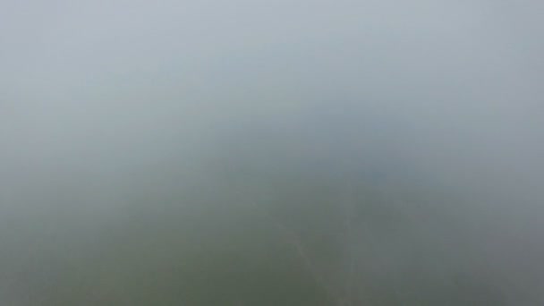 Voando de camada de nuvens para reveil Bucegi montanhas — Vídeo de Stock