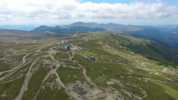 Vuelo aéreo sobre Babele chalet en Bucegi plateau, Rumania — Vídeos de Stock