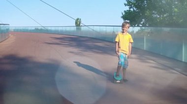 Normal hızda bir pennyboard, güzel fişekleri, ağır çekim çocuk