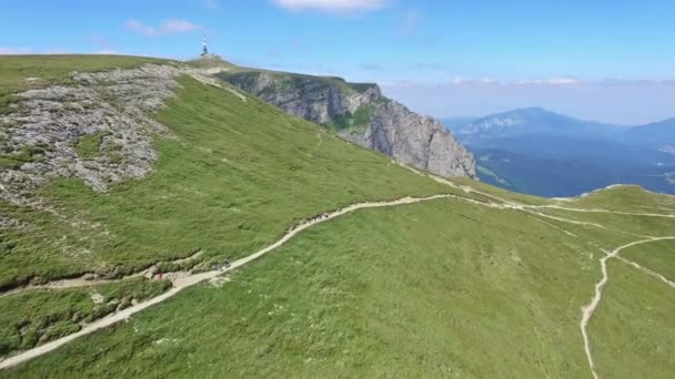 Caraiman pico, excursionistas en vista aérea ruta, Rumania, — Vídeos de Stock